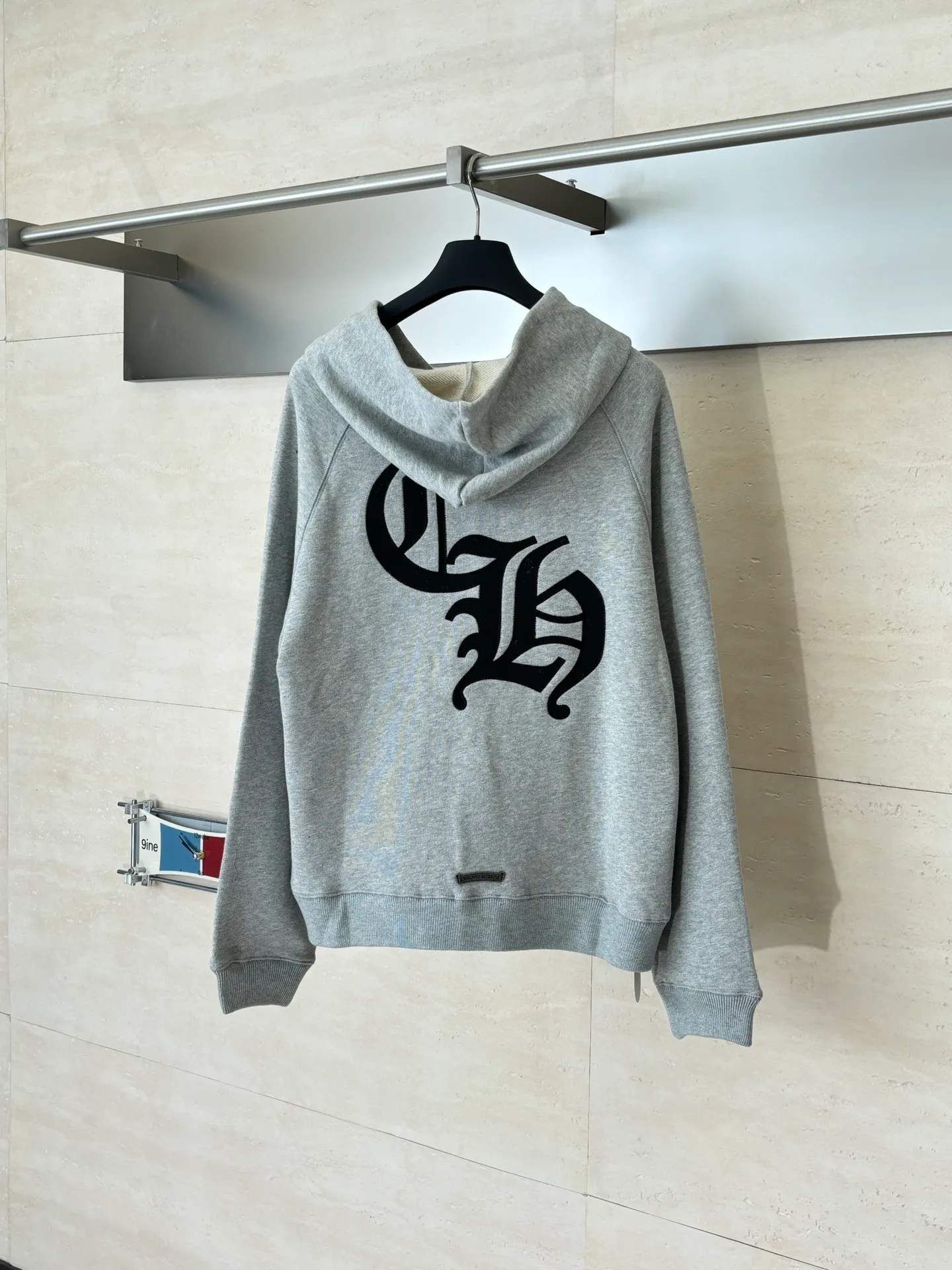 P500 Chrome Heart*/Chrome Heart CH patch embroidered logo hooded sweatshirt. Customized heavy fortress interwoven air cotton. Adopt imported machine patch embroidery process. The fabrics have been washed and have a better hand feel. Not easy to deform, not easy to shrink, not easy to fade. Size: S/M/L/XL
